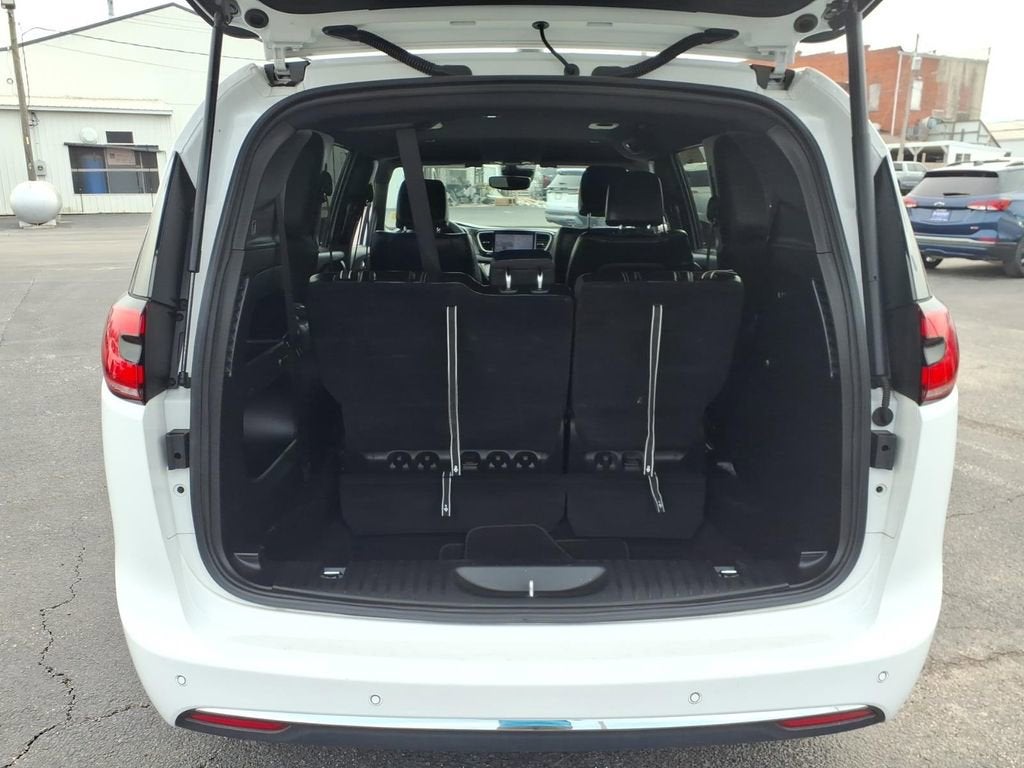 2025 Chrysler Pacifica Select