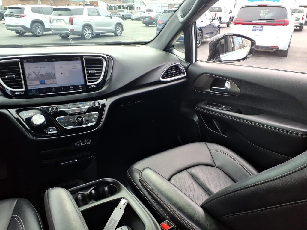 2025 Chrysler Pacifica Select