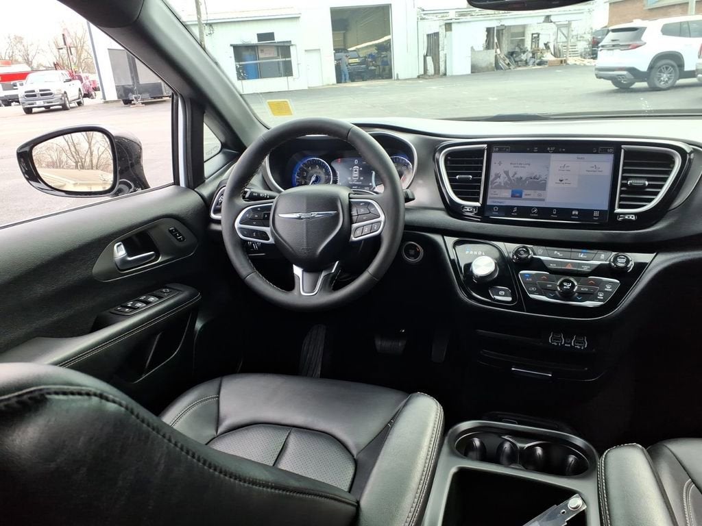 2025 Chrysler Pacifica Select